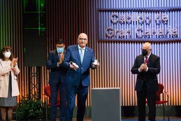 El Cabildo entrega sus honores y distinciones a 19 personas y entidades por su labor en favor de la sociedad grancanaria/TA.